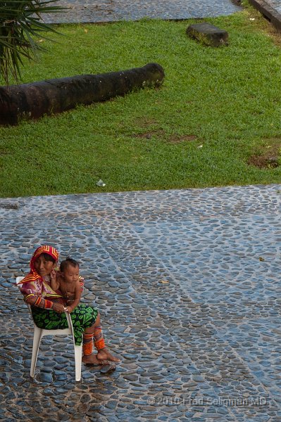 20101204_113607 D3.jpg - Kuna Indian lady and infant